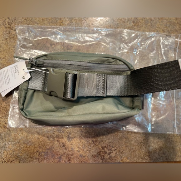 Brand New Lululemon Everywhere Belt Bag Sage Grey NWT - Picture 10 of 12